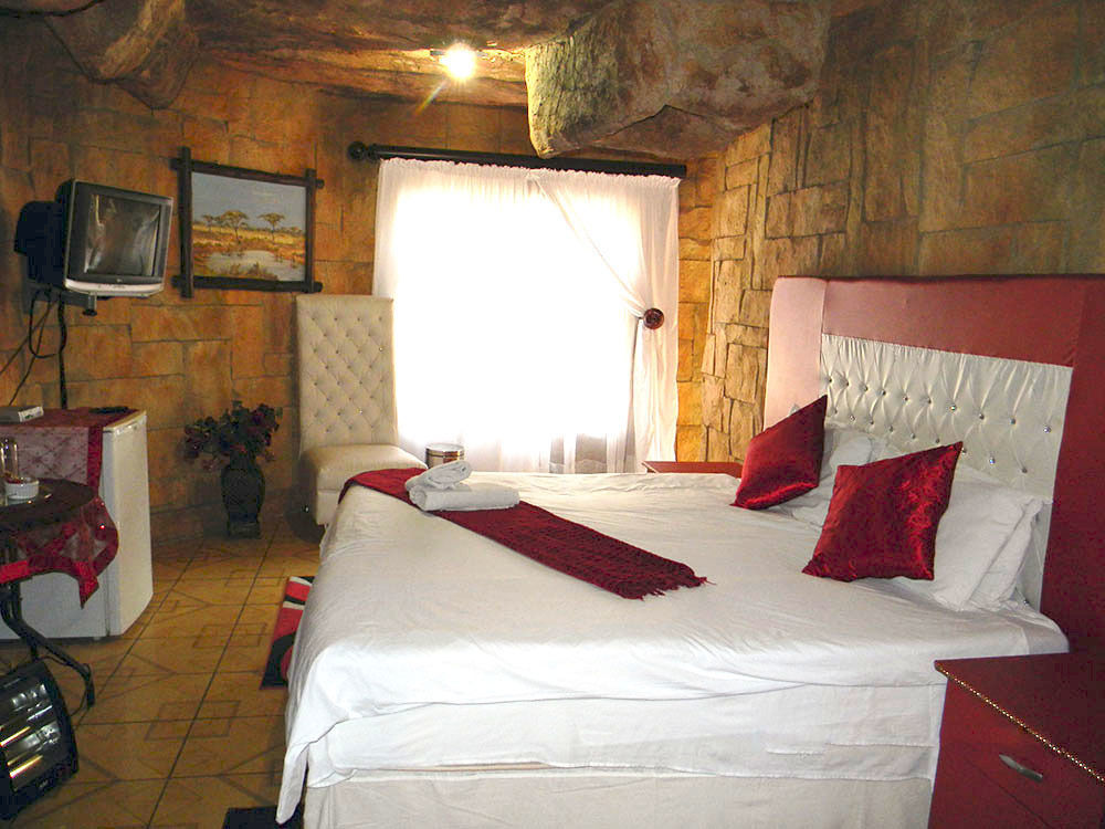 African Cave Lodge Hammanskraal Εξωτερικό φωτογραφία
