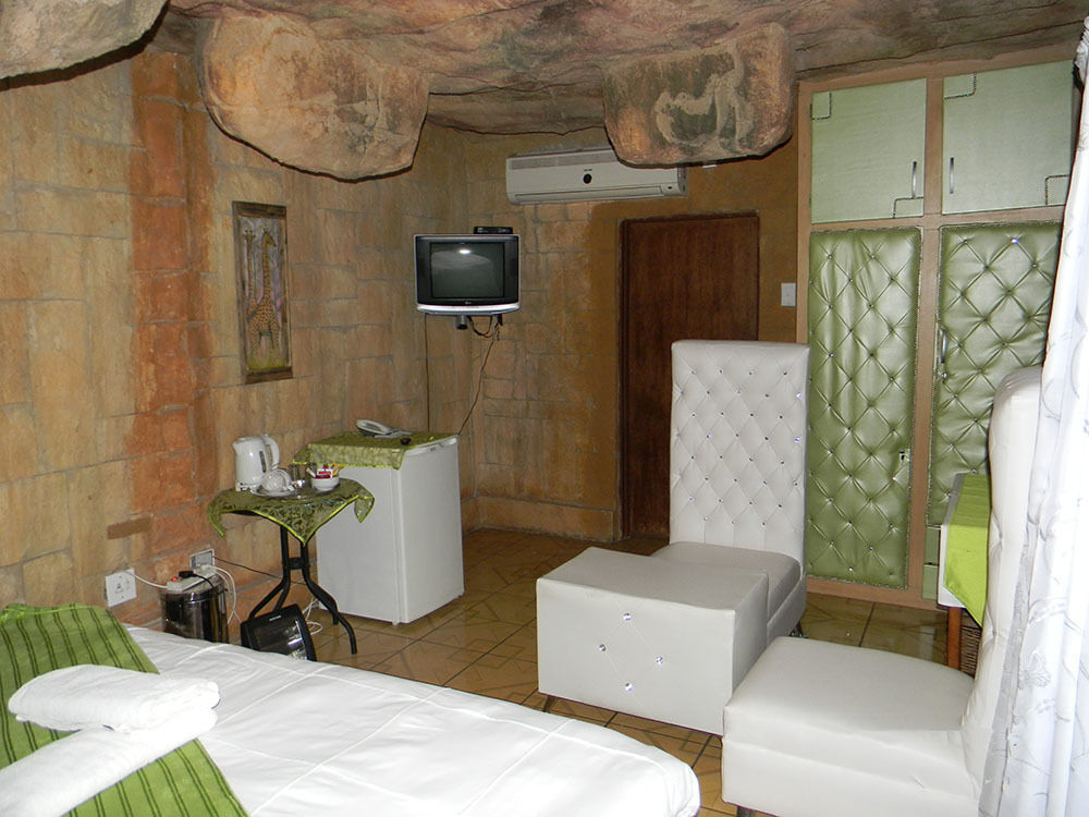 African Cave Lodge Hammanskraal Εξωτερικό φωτογραφία